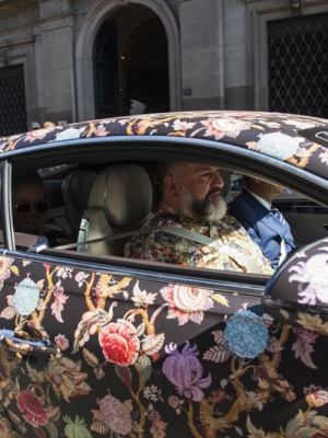 L'auto floreale, in pandan con l'outfit