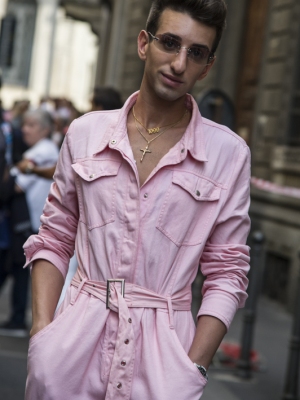Il rosa confetto sulla tuta per uomo