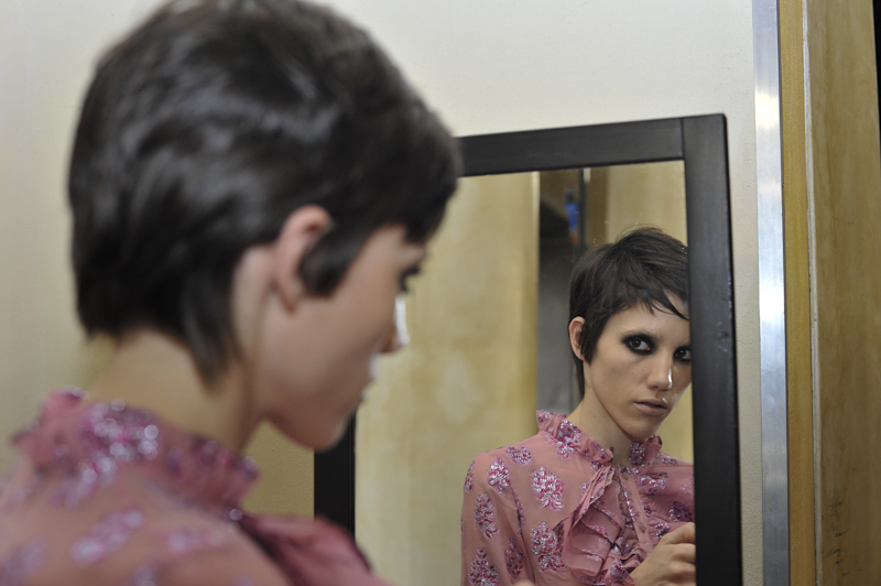 Modella nel backstage di Daizy Shely Show a Milan credit GPiazzophotography Gaetano Piazzolla