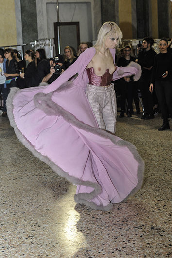 Modella nel backstage di Daizy Shely Show a Milan credit GPiazzophotography Gaetano Piazzolla