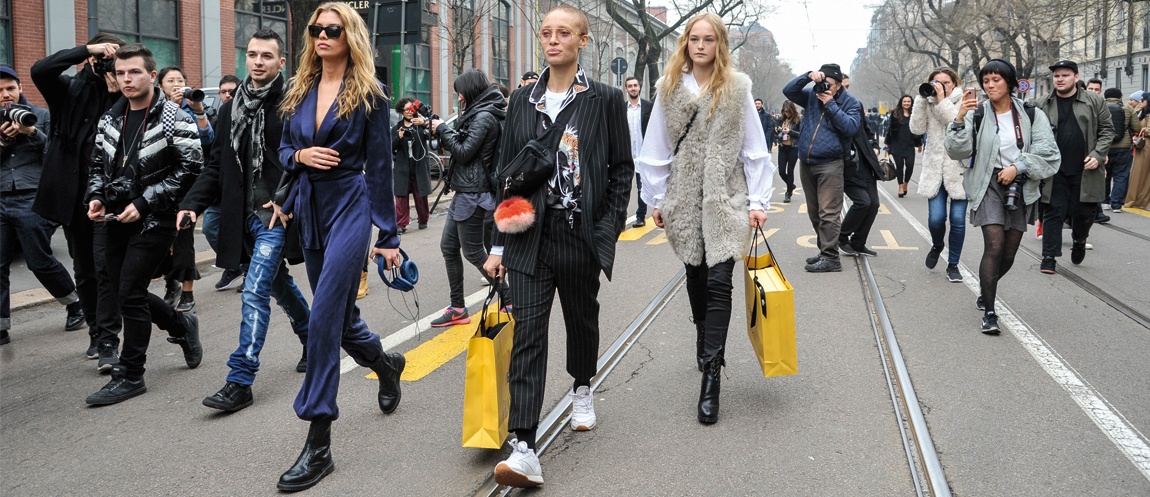 The Milan Fashion Week has just ended. We have gathered the most interesting and extravagant looks seen in the various fashion shows. This is our gallery. Street style