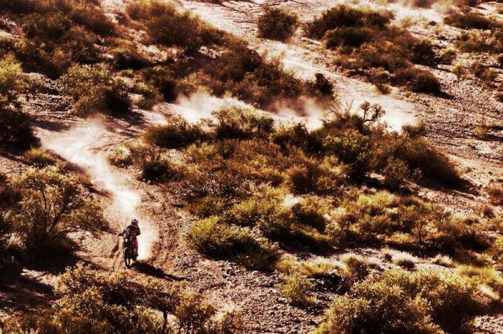 Il sogno della Paris-Dakar nasce nel 1977, quando Thierry Sabine, pilota automobilistico francese, si perde nel deserto libico durante il rally Abidjan-Nizza.