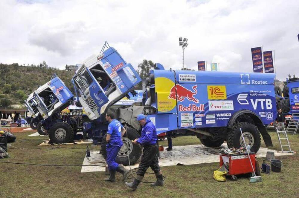 Il sogno della Paris-Dakar nasce nel 1977, quando Thierry Sabine, pilota automobilistico francese, si perde nel deserto libico durante il rally Abidjan-Nizza.