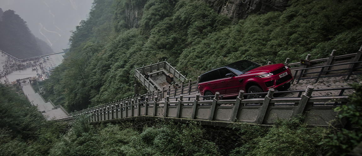 Per Il SUV Range Rover, ai piedi della montagna "Tianmen" nella Cina, una sfida da primato mondiale