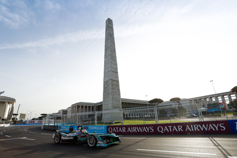 Formula E a Roma il futuro è elettrico. Un sibilo leggero annuncia l'arrivo dei bolidi elettrici. Li si vede sfrecciare ad una velocità di 220km/h