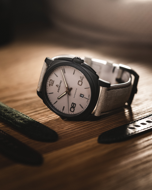 Anonimo watches presenta, in occasione del Baselworld 2018, la collezione "EPURATO". Due i modelli che distinguono "Epurato". Imperial Green e Blu Intenso e Safari