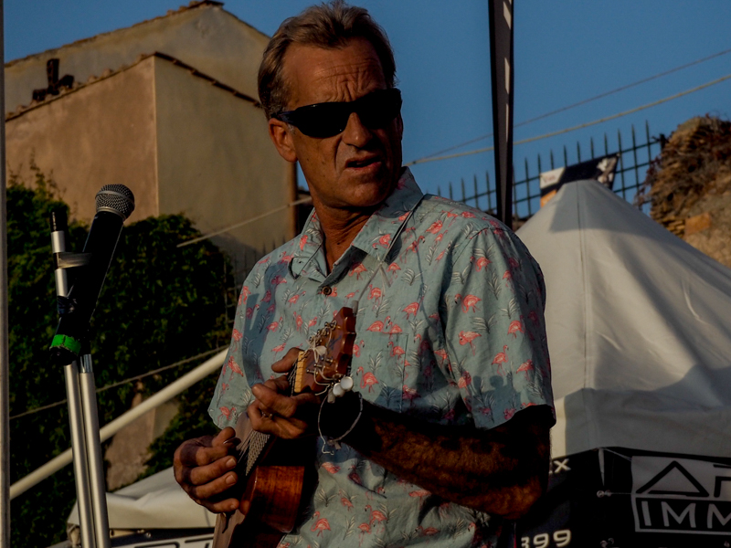 Tom Curren suona ukulele