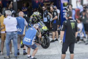 Il campionato della MotoGP è sempre più entusiasmante e mozzafiato, con i suoi sorpassi/duelli tra piloti che, soprattutto in gara, non concedono nulla.