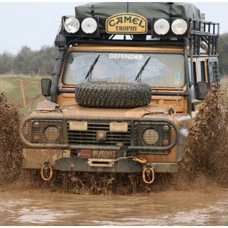 Il Land Rover Defender durante i Camel Trophy