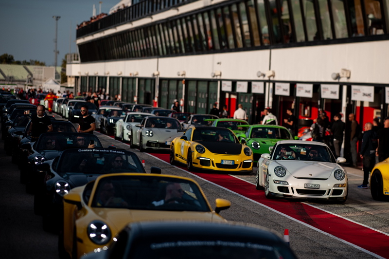 Le Porsche pronte per la parata al Misano World Circuit.