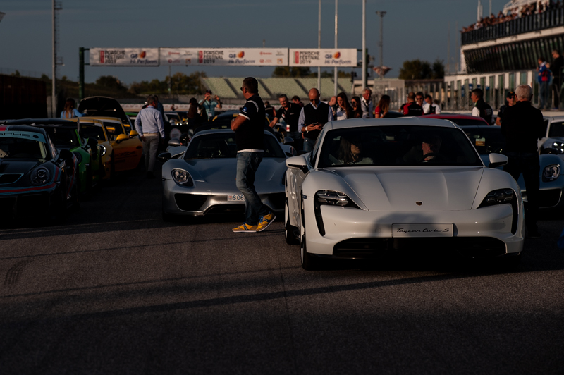 La Porsche Taycan sul circuito di Misano pronta per la parata