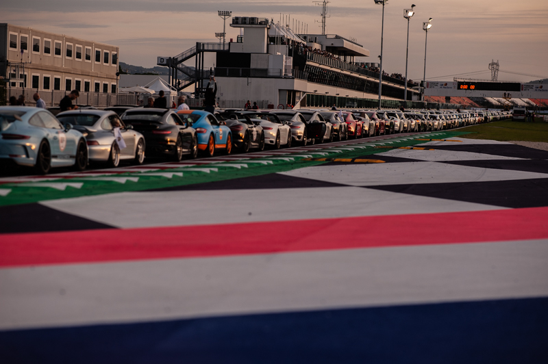 Le Porsche sul circuito di Misano alineate per la parata