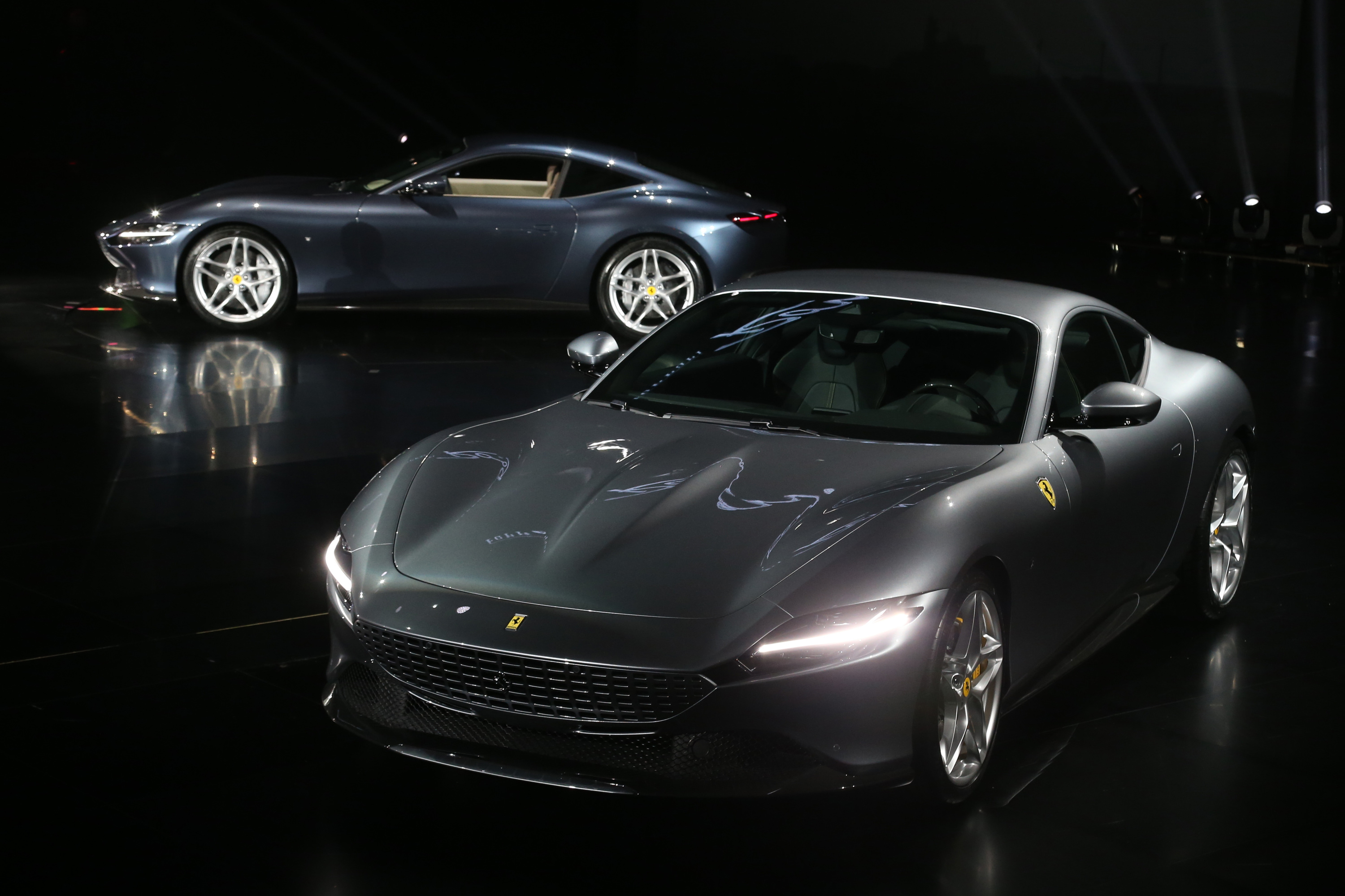La casa di Maranello, rispolvera il coupé e presenta la Ferrari Roma, vettura raffinata ed unica dal design senza tempo e stile italiano. 