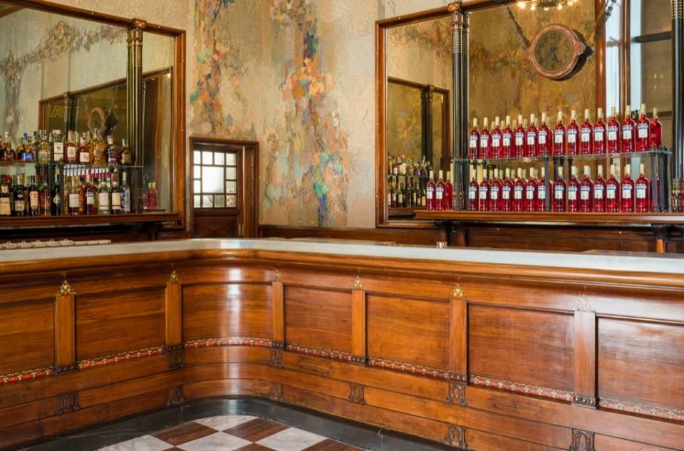 Il Camparino, l'iconico locale simbolo dell'aperitivo milanese, ha riaperto le sue storiche porte in Galleria Vittorio Emanuele II, a Milano.