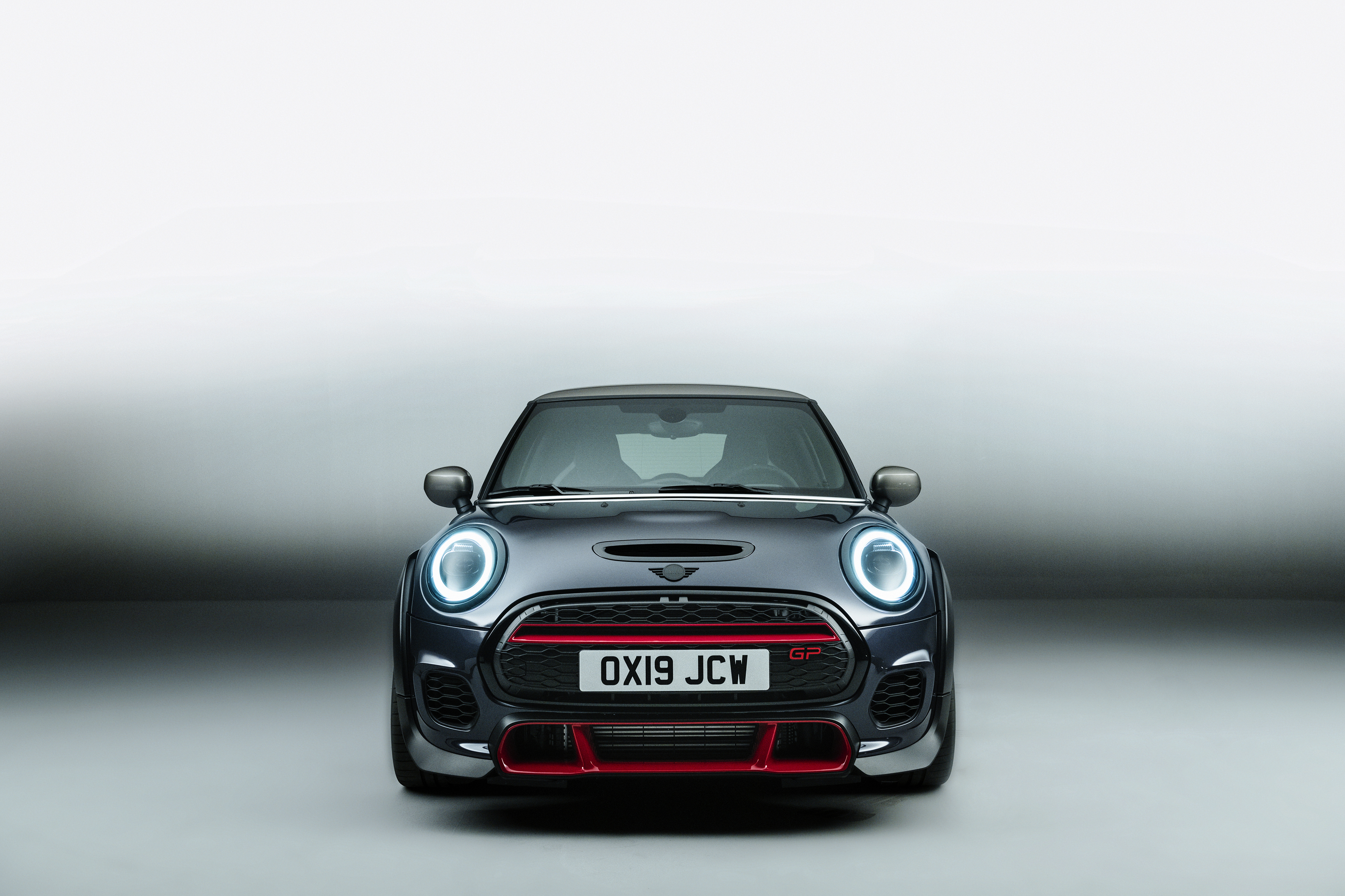 John Cooper Works GP rappresenta l'essenza da corsa della moderna MINI.Questo modello a tiratura limitata esalta al massimo le prestazioni corsaiole.