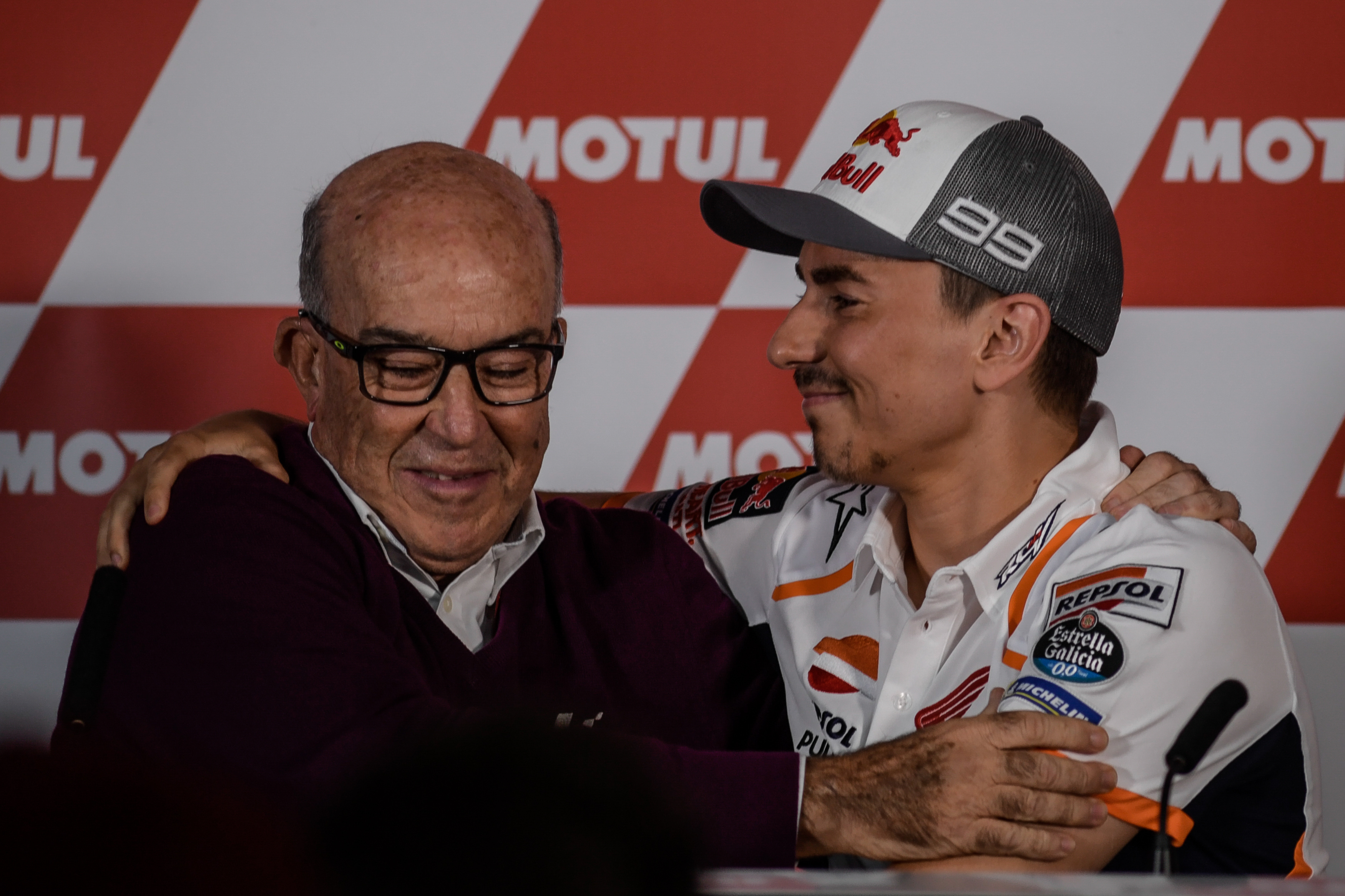Jorge Lorenzo a Valencia, con Carmelo Ezpeleta durante conferenza stampa straordinaria, che annuncia il suo ritiro dalle corse