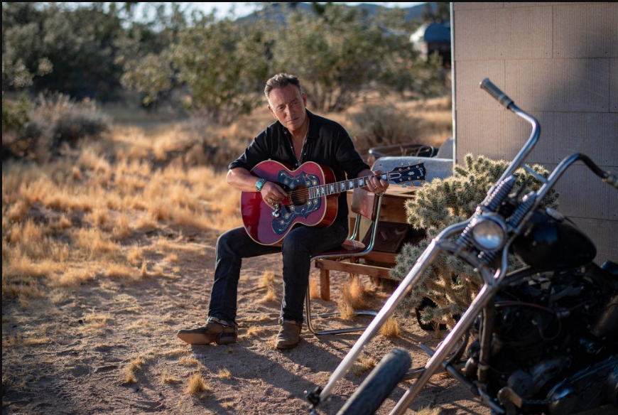 Bruce Springsteen, "the Boss", torna con un nuovo progetto "Western Stars" , in cui interpreta i ruoli di cantante, attore e regista.  Un concerto, un documentario, un film. O meglio, una riflessione personale sulla vita, l'amore e l'età attraverso tredici canzoni
