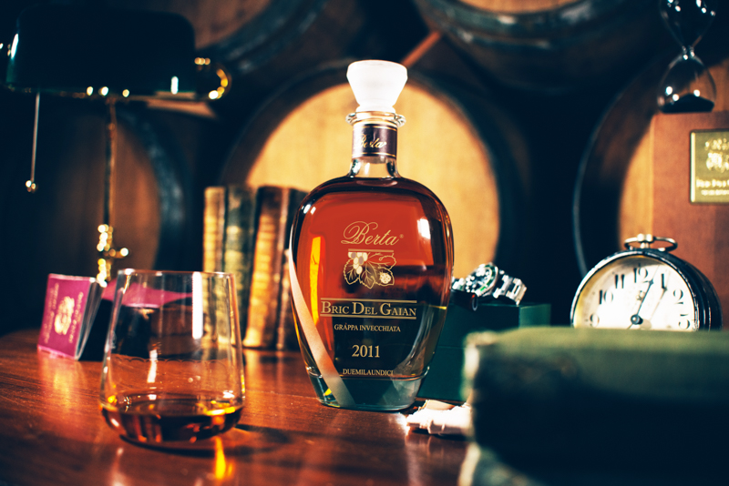 Distillerie Berta si distingue per essere stata la prima a sperimentare e perfezionare l'invecchiamento della grappa in botti di legno.