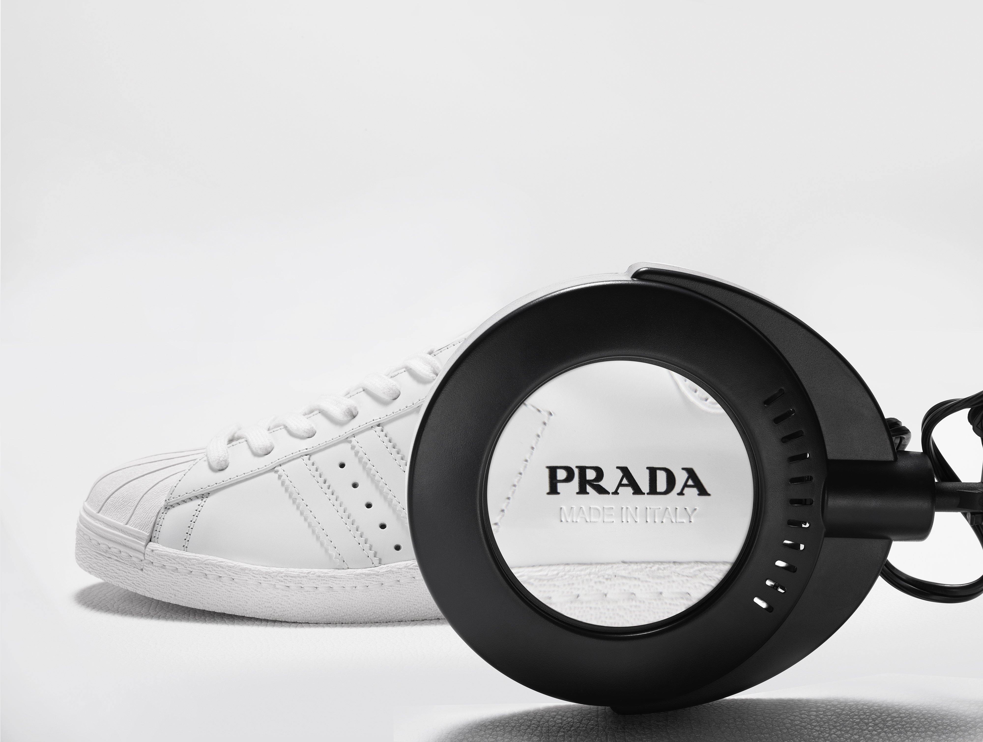 Prada for Adidas limited edition è la collaborazione sodalizio tra due brand rinomati.L'edizione limitata nasce come tributo alle iconiche sneaker Superstar