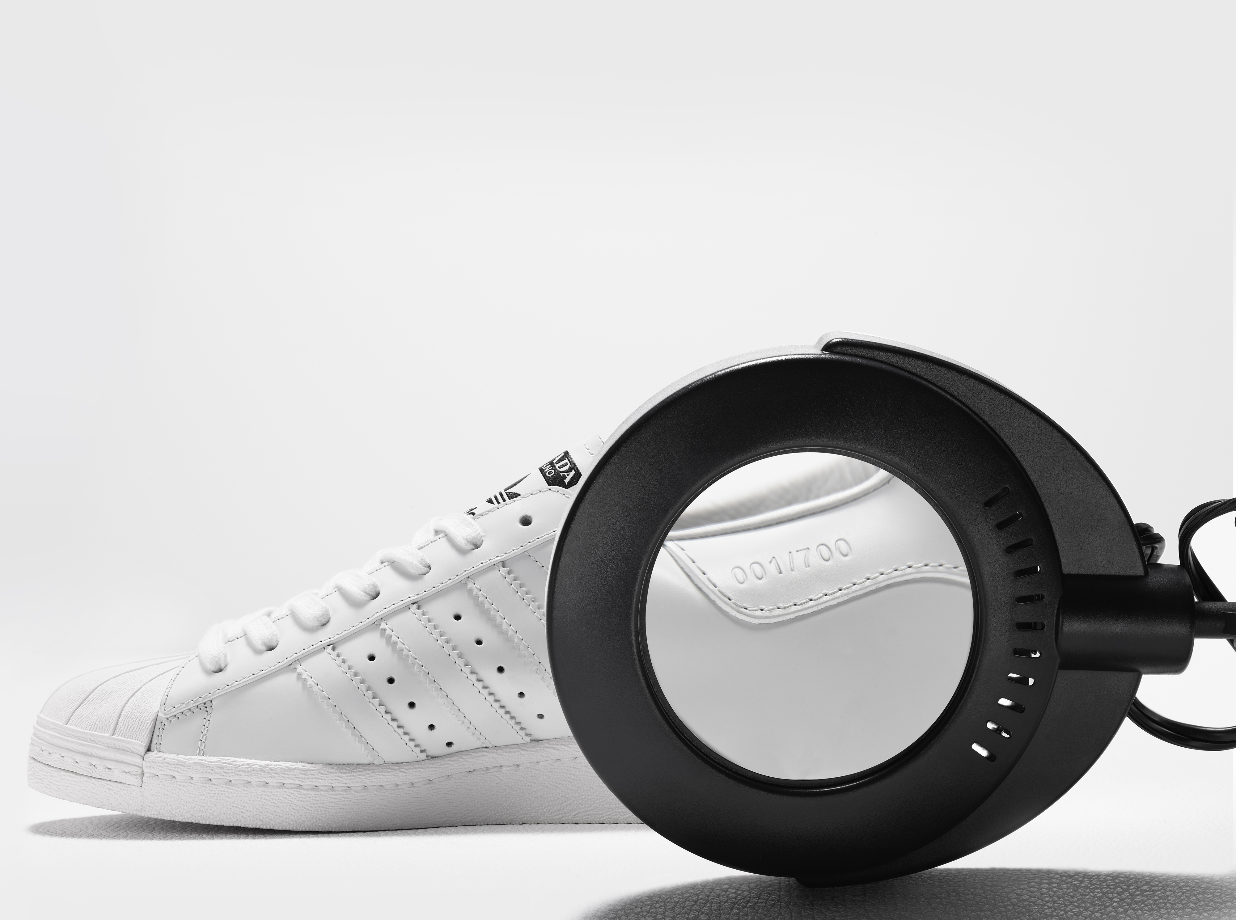 Prada for Adidas limited edition è la collaborazione sodalizio tra due brand rinomati.L'edizione limitata nasce come tributo alle iconiche sneaker Superstar