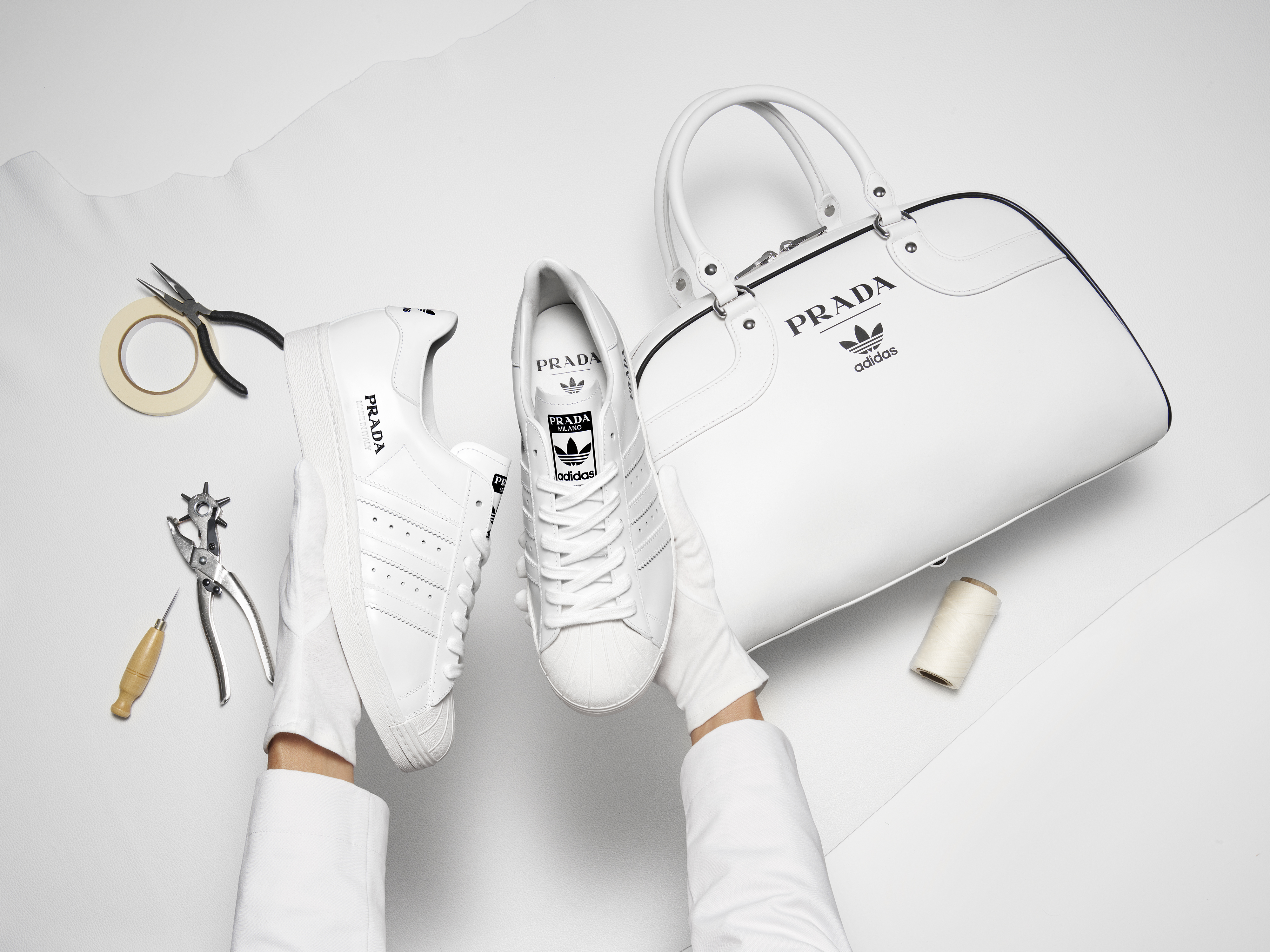 Prada for Adidas limited edition è la collaborazione sodalizio tra due brand rinomati. L'edizione limitata nasce come tributo alle iconiche sneaker Superstar