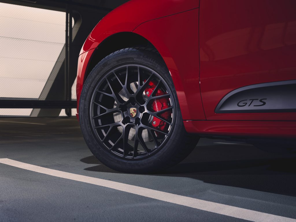 Porsche serie Macan modello sportivo GTS. 