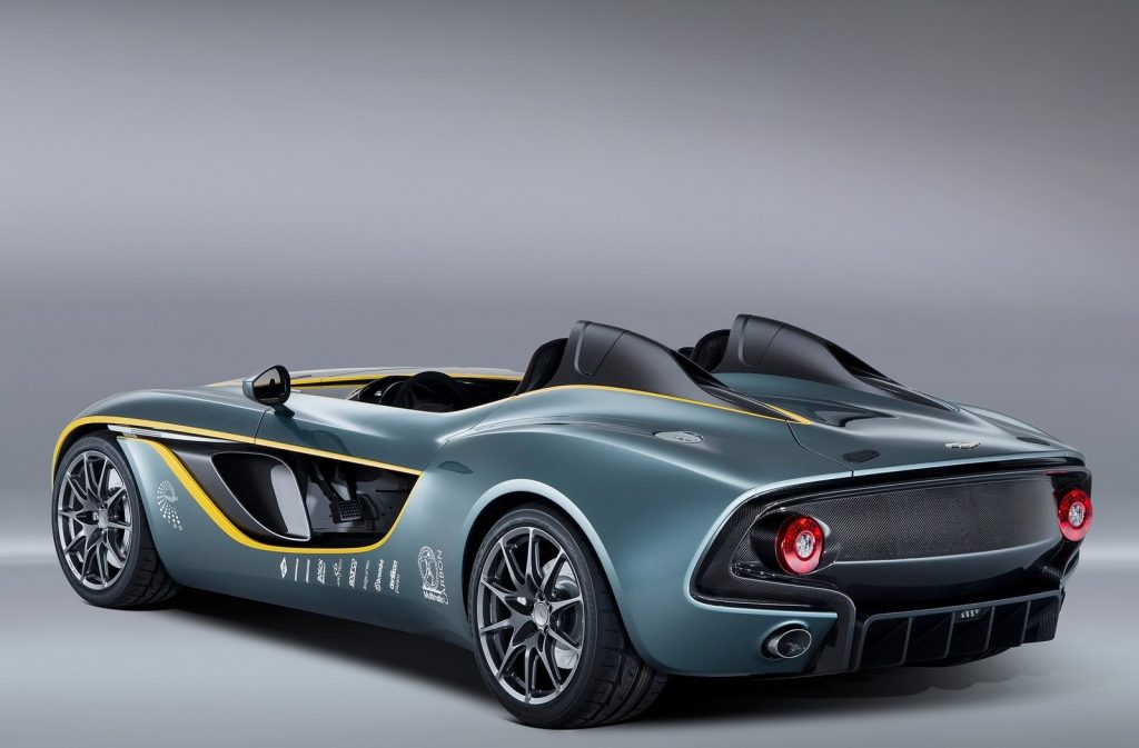 Il lancio è previsto entro il 2020 ma i futuri fortunati possessori della nuova Aston Martin V12 Speedster dovranno aspettare fino al 2021 per averla nel loro garage.