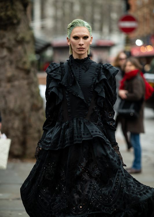 Londra, durante la fashion week, dimostra di essere ancora una volta la città in cui lo street style costituisce una vera e propria fonte di ispirazione