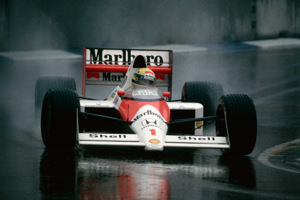 Senna alla guida della McLaren su pista bagnata