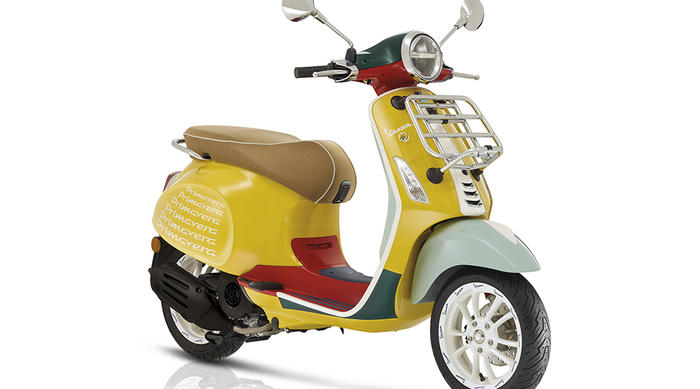 Fedele ai suoi ideali di libertà di movimento e "joie de vivre", Piaggio presenta Vespa Primavera Sean Wotherspoon e Vespa 946 Christian Dior.