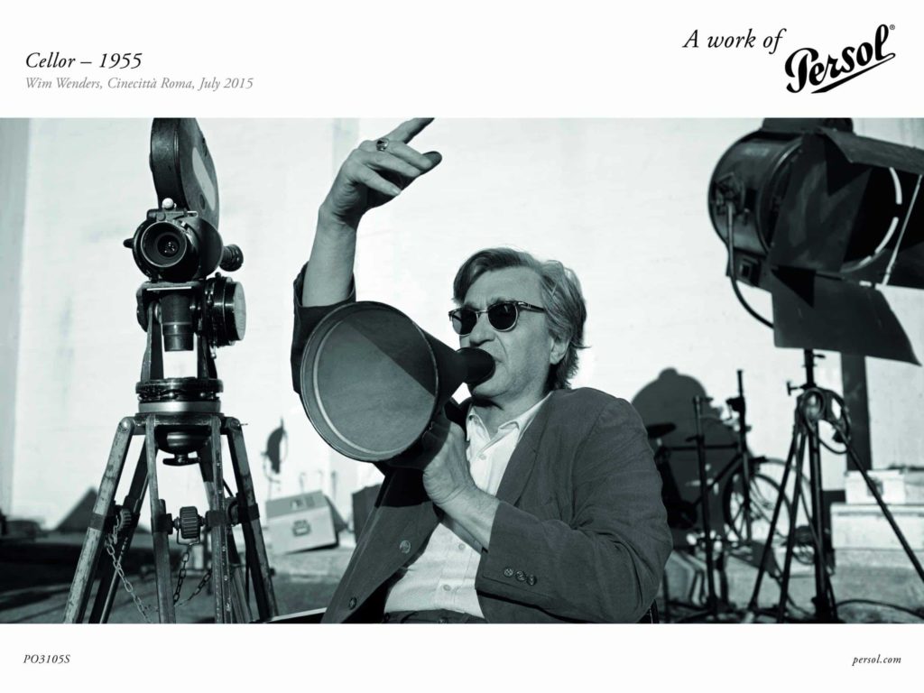 Wim Wenders nella pubblicità degli acchiali da sole Persol indossa un modello cellor 