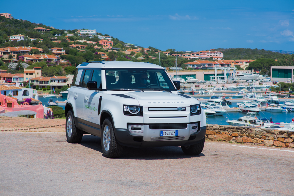 Guidare il nuovo Land Rover Defender 2020 sulle strade della Costa Smeralda, da qualche anno ormai essenza dell'essere "in", è un'esperienza unica.