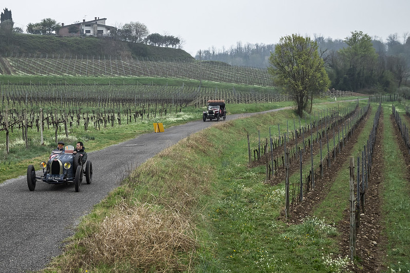Franciacorta Historic gara di regolarità classica per auto a calendario ACI. Le vetture partecipanti atraverseranno la Franciacorta e il Lago d'Iseo.