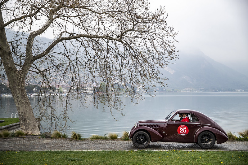 Il passaggio delle auto sul Lago d'Iseo.