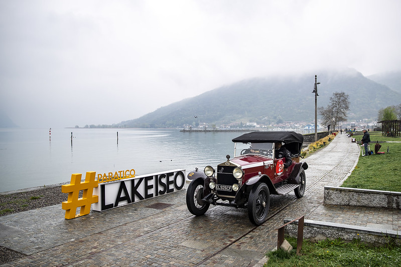 Il passaggio delle auto sul Lago d'Iseo.