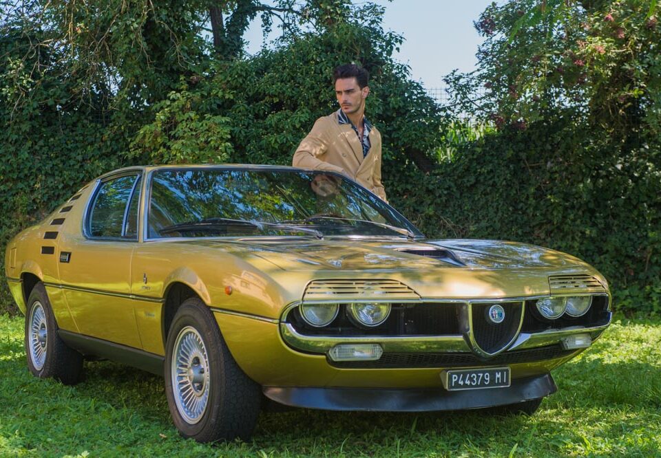 Modello con Alfa Romeo Montreal