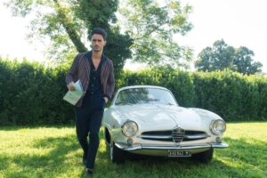 il modello posa con Alfa Romeo Giulietta Sprint Speciale