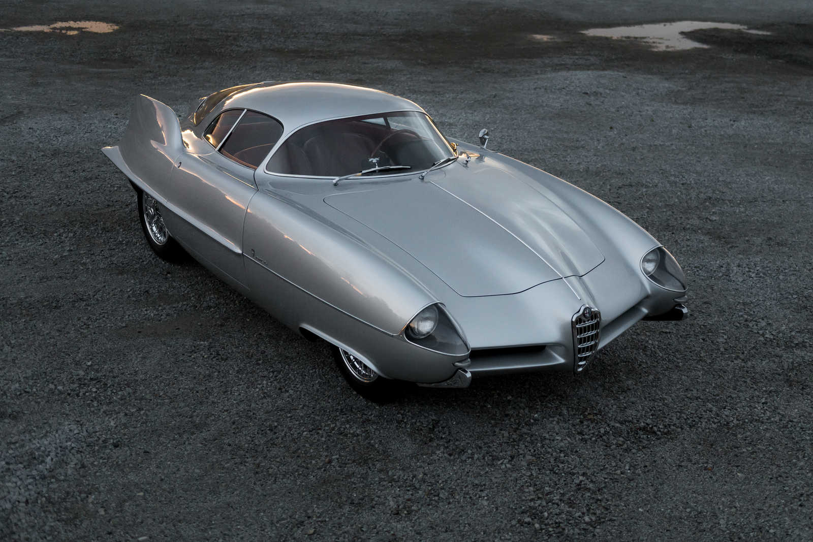 L’importante gruppo delle Alfa Romeo B.A.T. (Berlinetta Aerodinamica Tecnica), tre esemplari unici disegnati da Franco Scaglione nel ‘1953, ’54 e 55 e allestiti dalla Bertone è stato aggiudicato per 14.840.000 Dollari.