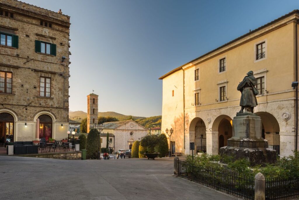 La Piazza di Sarteano in Val d'Orcia