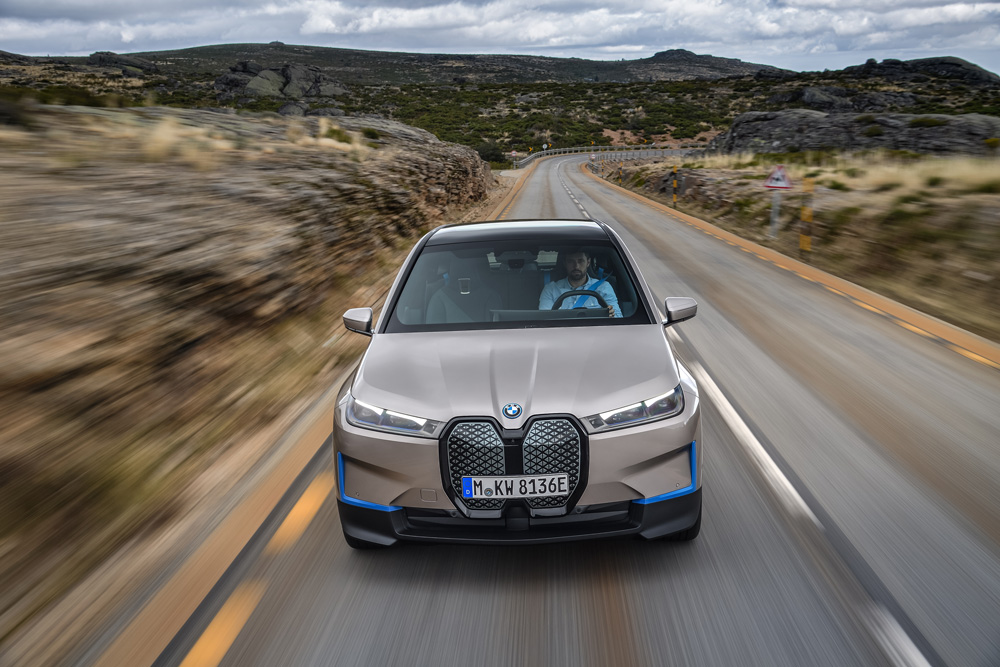 BMW presenta un'anteprima di quello che sarà la mobilità del futuro: la BMW iX. Derivata direttamente dalla BMW Vision iNext la BMW iX