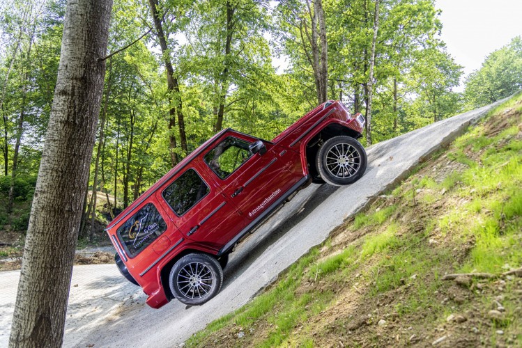 La Mercedes-Benz Classe G raggiunge le 400000 unità prodotte dal 1979 ad oggi. Per ricordarla Mercedes-Benz realizza una G Class rossa.