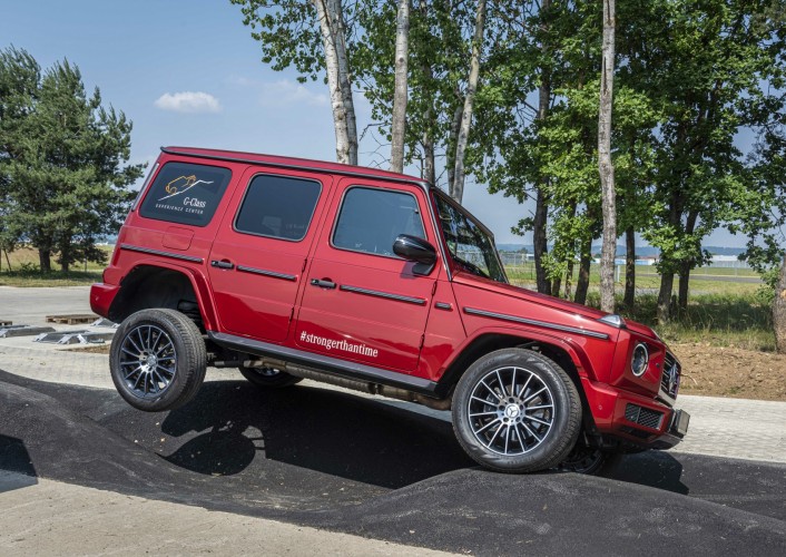 La Mercedes-Benz Classe G raggiunge le 400.000 unità prodotte dal 1979 ad oggi. Per ricordarla Mercedes-Benz realizza una G Class rossa.