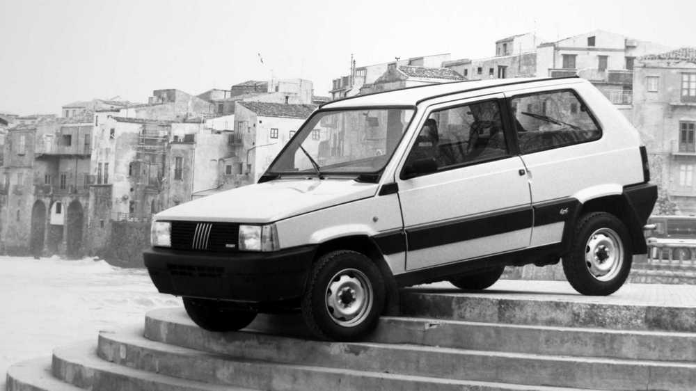 Fiat Panda 4x4 è stata un colpo di genio del Marketing FIAT. Il Lingotto ha saputo trasformare l’erede della 500in un’auto dalla doppia natura