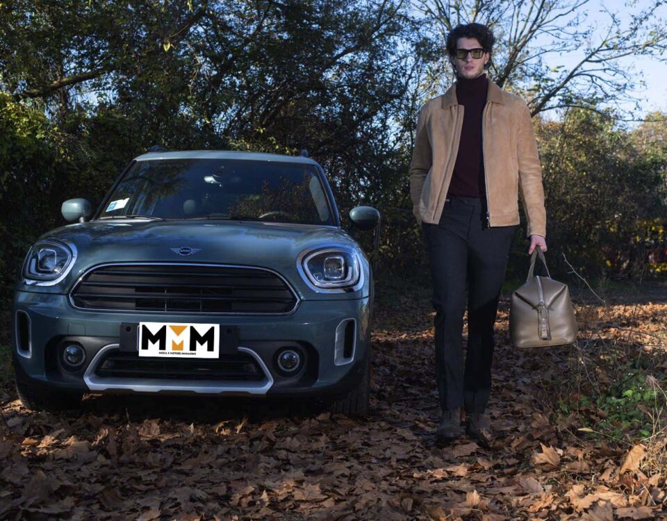 La nuova Mini Countryman Northwood accompagna in questo viaggio incandescente per l'esplosione dei colori con cui la natura ci delizia.