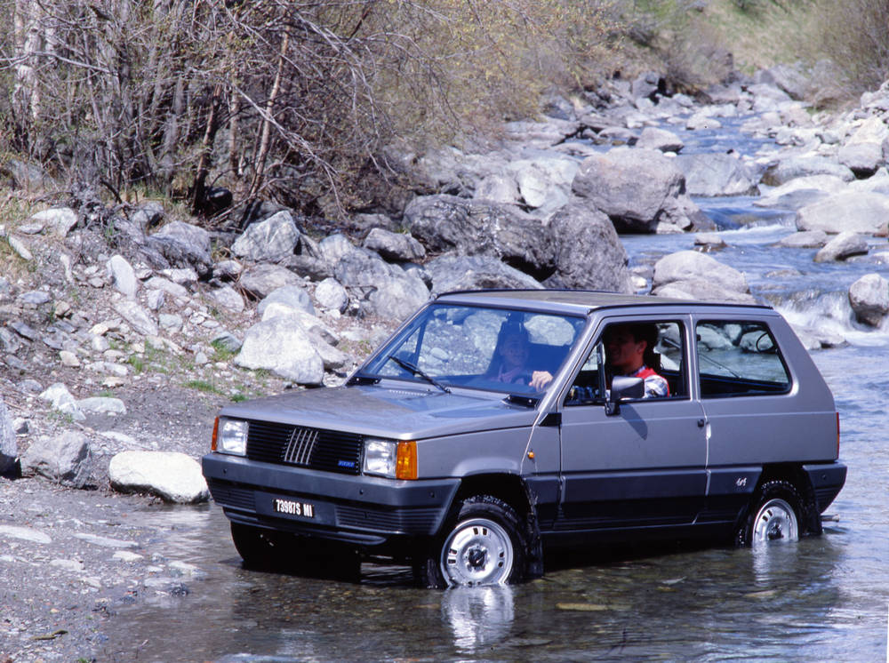 Fiat Panda 4x4 è stata un colpo di genio del Marketing FIAT. Il Lingotto ha saputo trasformare l’erede della 500in un’auto dalla doppia natura
