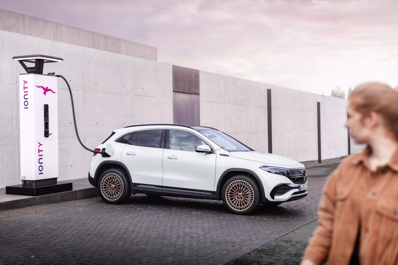 Mercedes EQA la nuova sfida del brand di Stoccarda verso il futuro, che prevede la sostituzione dei suoi veicoli con quelli "full electric"