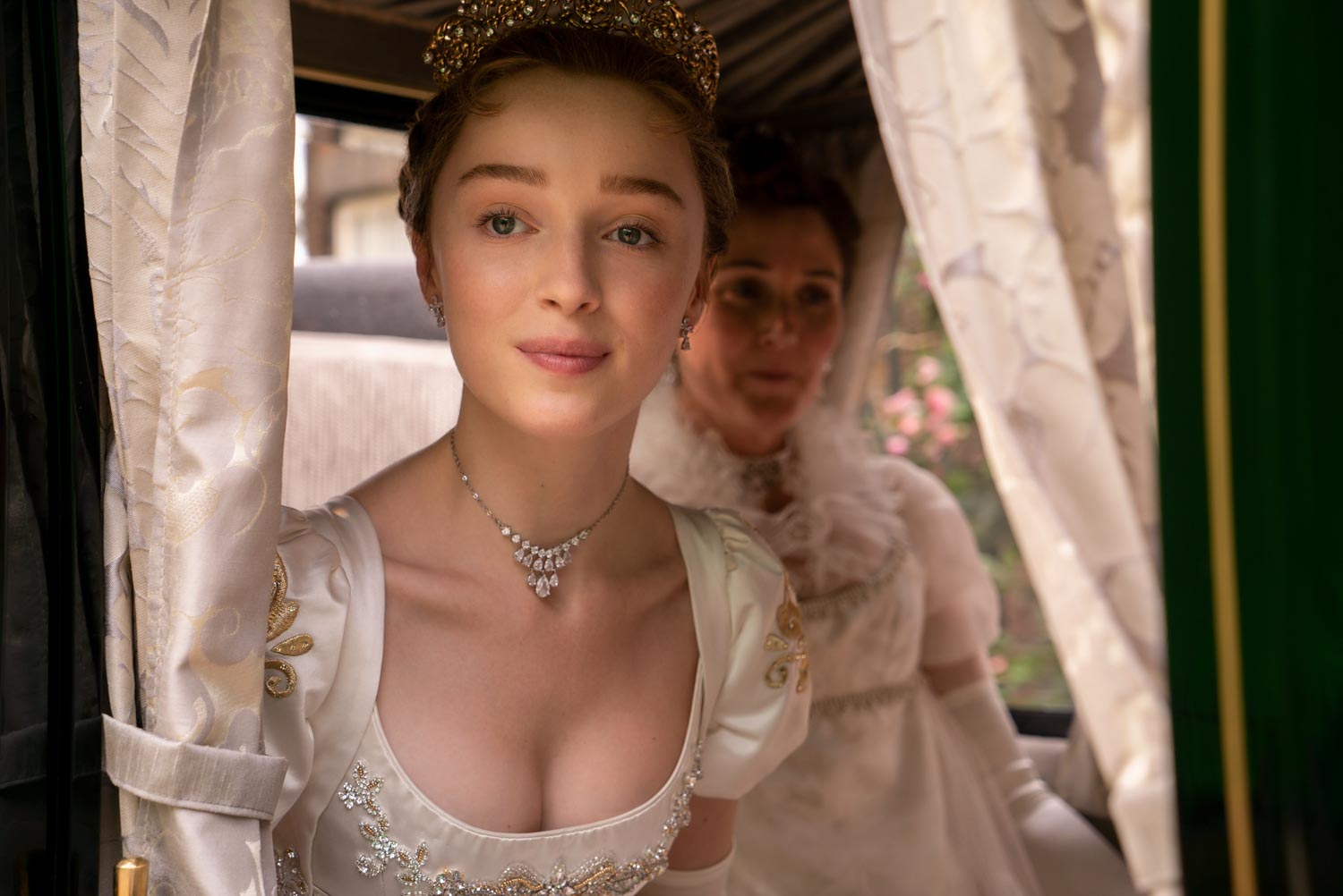 PHOEBE DYNEVOR - DAPHNE BRIDGERTON e RUTH GEMMELL - LADY VIOLET BRIDGERTON in BRIDGERTON Credit LIAM DANIEL/NETFLIX © 2020