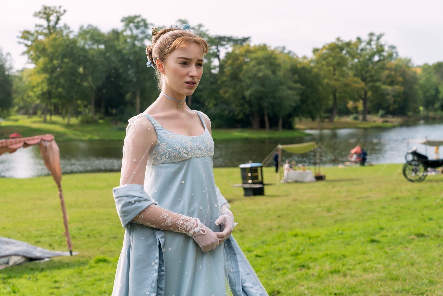 PHOEBE DYNEVOR - DAPHNE BRIDGERTON nella serie Cr. LIAM DANIEL/NETFLIX © 2020