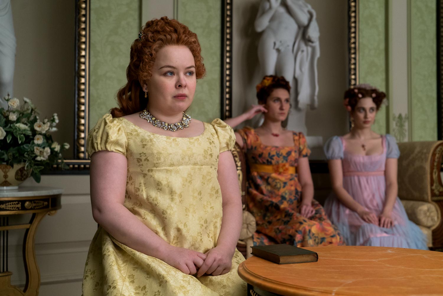 (L to R) NICOLA COUGHLAN - PENELOPE FEATHERINGTON, BESSIE CARTER - PRUDENCE FEATHERINGTON e HARRIET CAINS as PHILLIPA FEATHERINGTON in BRIDGERTON Cr. LIAM DANIEL/NETFLIX © 2020