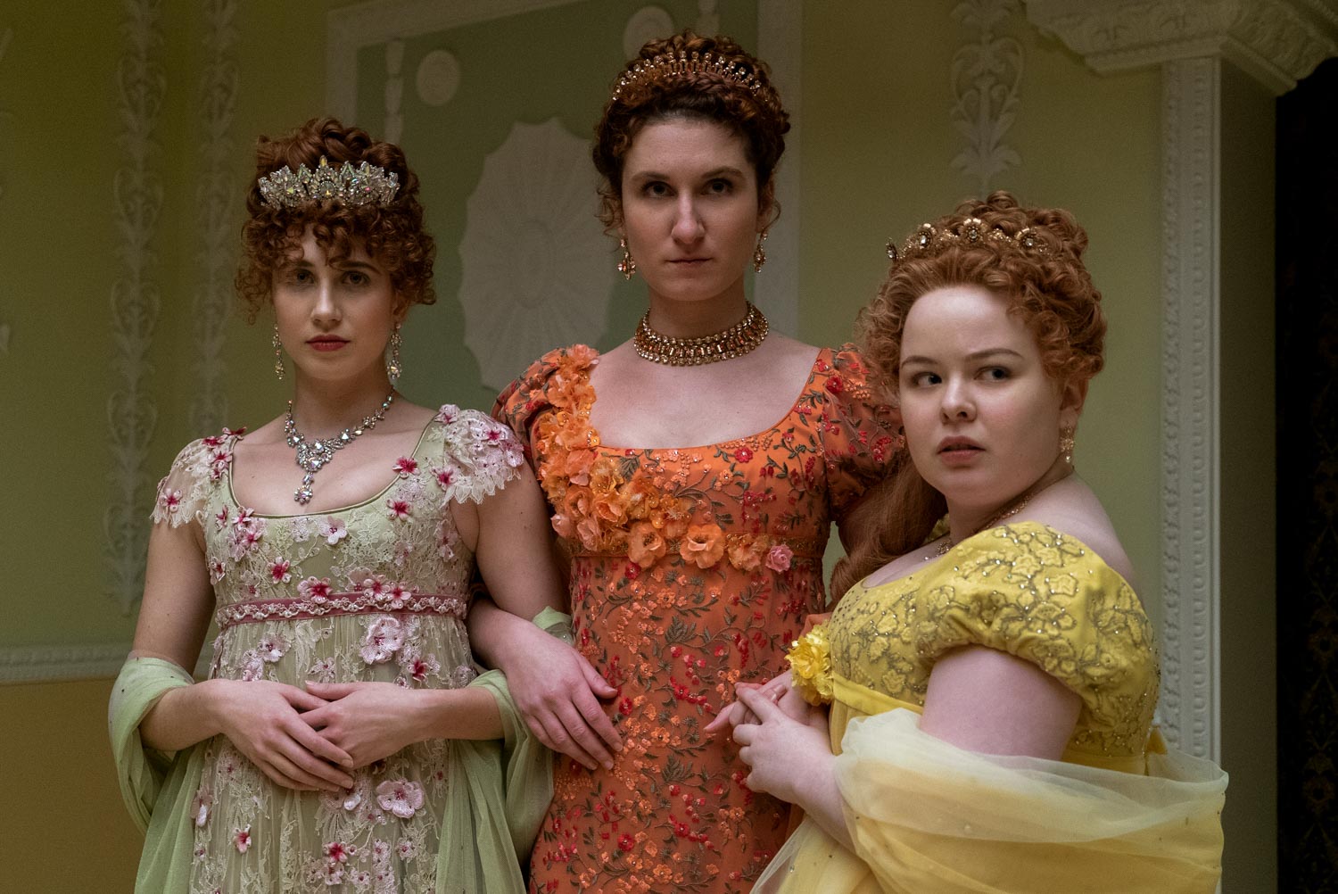 (L to R) HARRIET CAINS - PHILLIPA FEATHERINGTON, BESSIE CARTER - PRUDENCE FEATHERINGTON e NICOLA COUGHLAN e PENELOPE FEATHERINGTON in BRIDGERTON Cr. LIAM DANIEL/NETFLIX © 2020